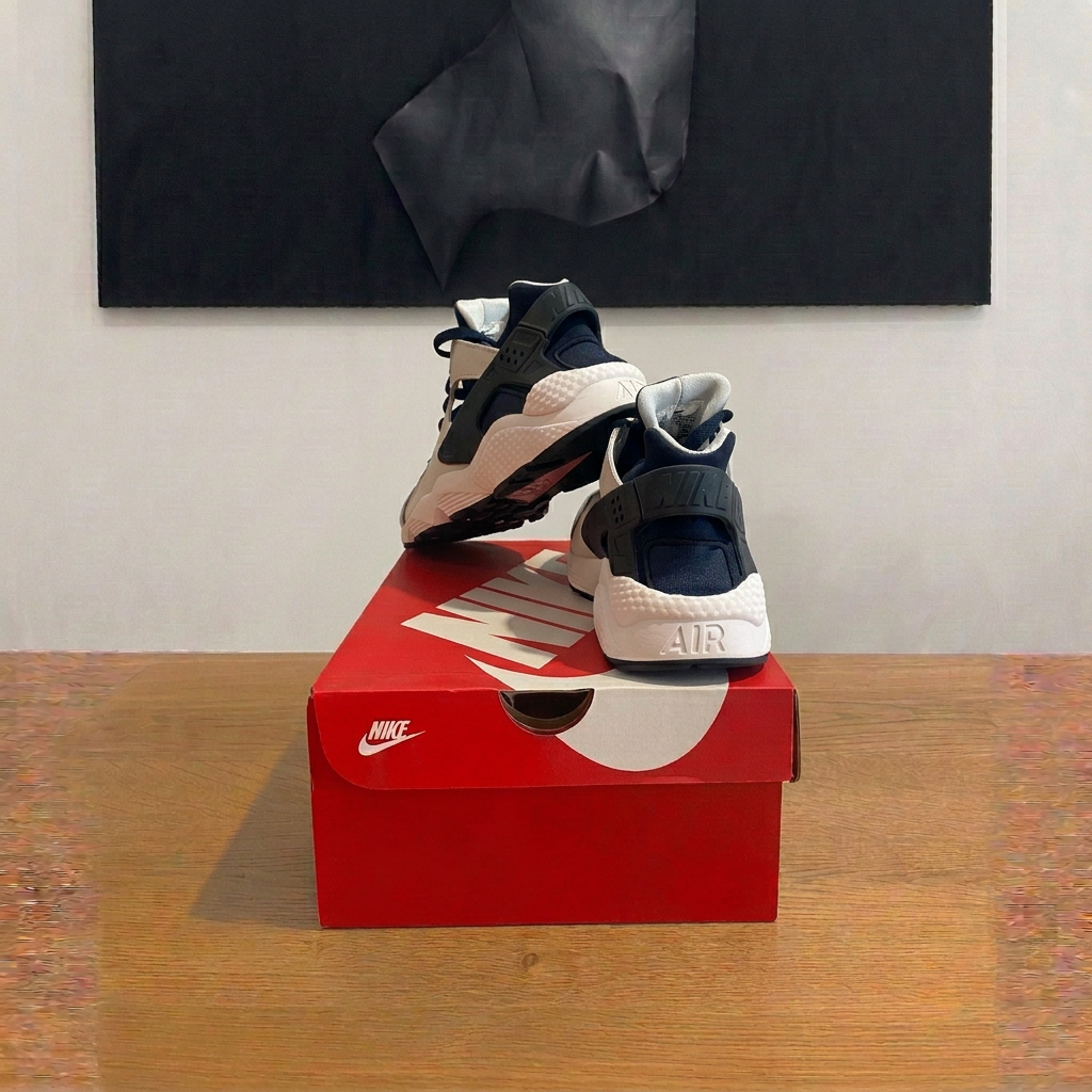 Nike Air Huarache vue arrière sur boîte dans la profondeur, photo retouchée
