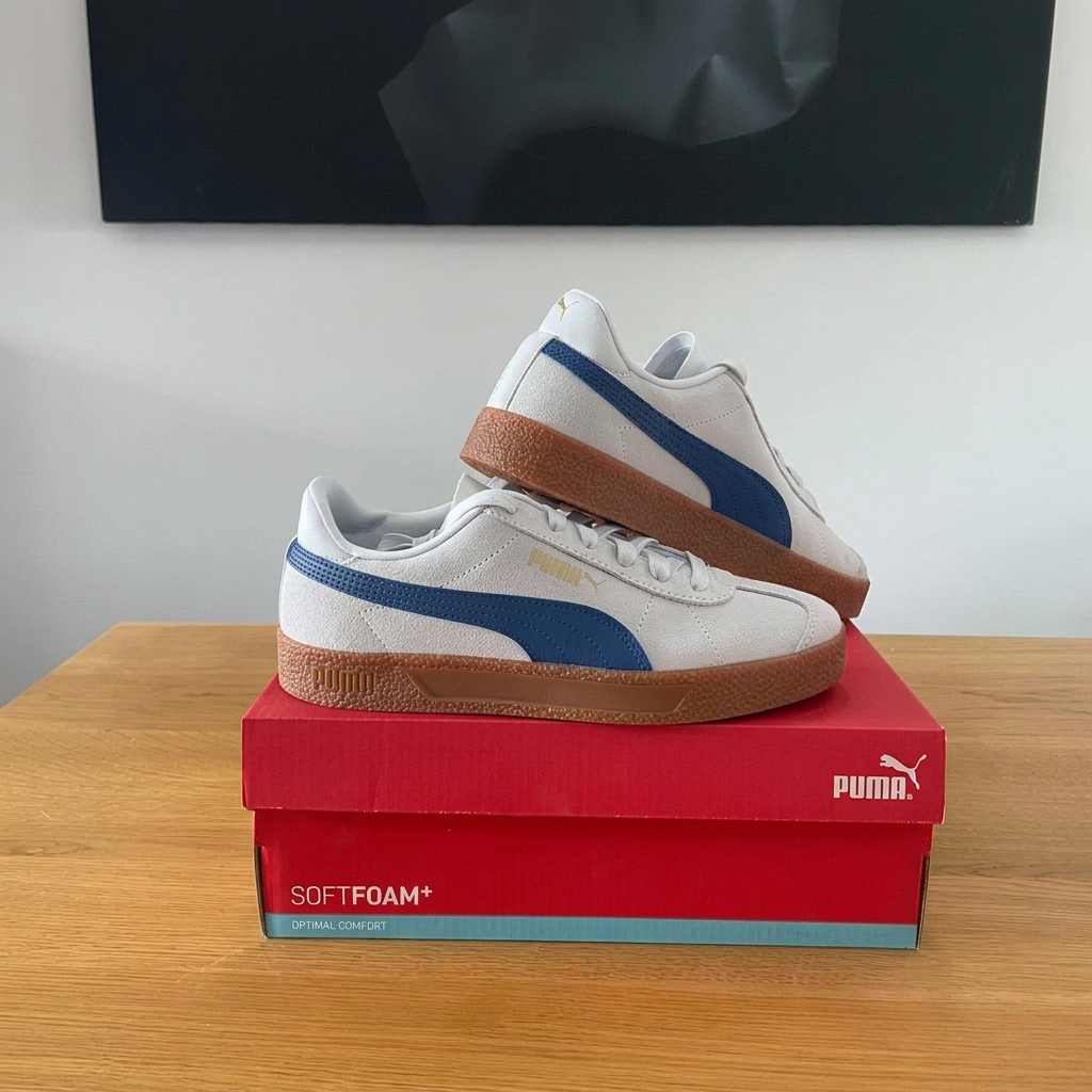 Puma Club blanc bleu semelle gomme, photo de profil recentrée