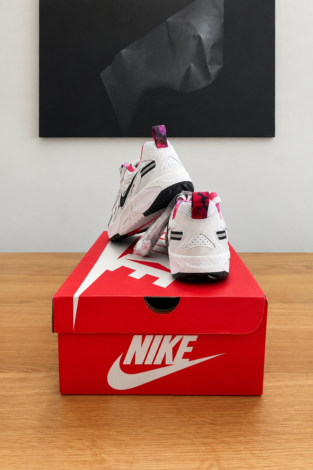 Version retouchée générée de la deuxième photo Nike Jam Train, boîte rouge NIKE centrée sous le tableau noir