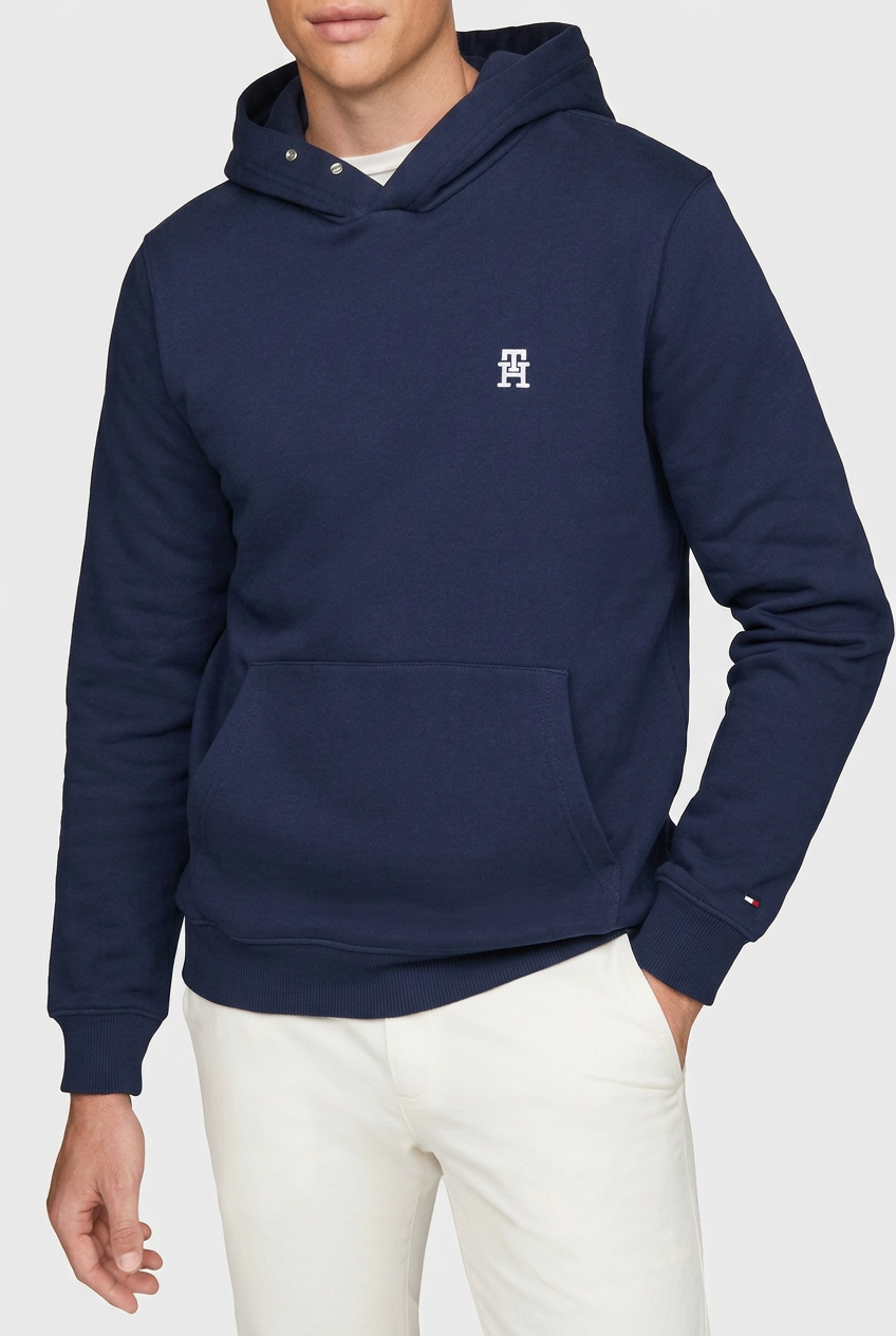 Sweat Tommy Hilfiger bleu marine porté de face, visuel généré