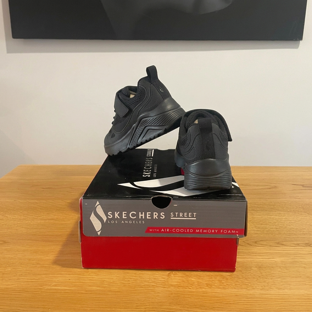 Skechers 403651L vue arrière sur boîte centrée sans étiquettes, image retouchée