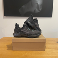 Adidas Terrex noires sur boîte centrée, photo retouchée