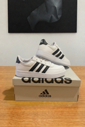Adidas Breaknet 2.0 K sur boîte grise recentrée, vue de face, image retouchée