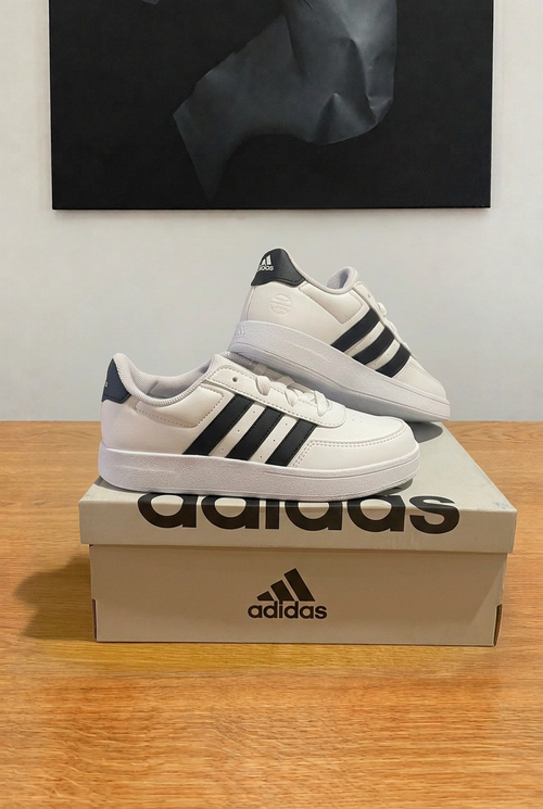 Adidas Breaknet 2.0 K sur boîte grise recentrée, vue de face, image retouchée