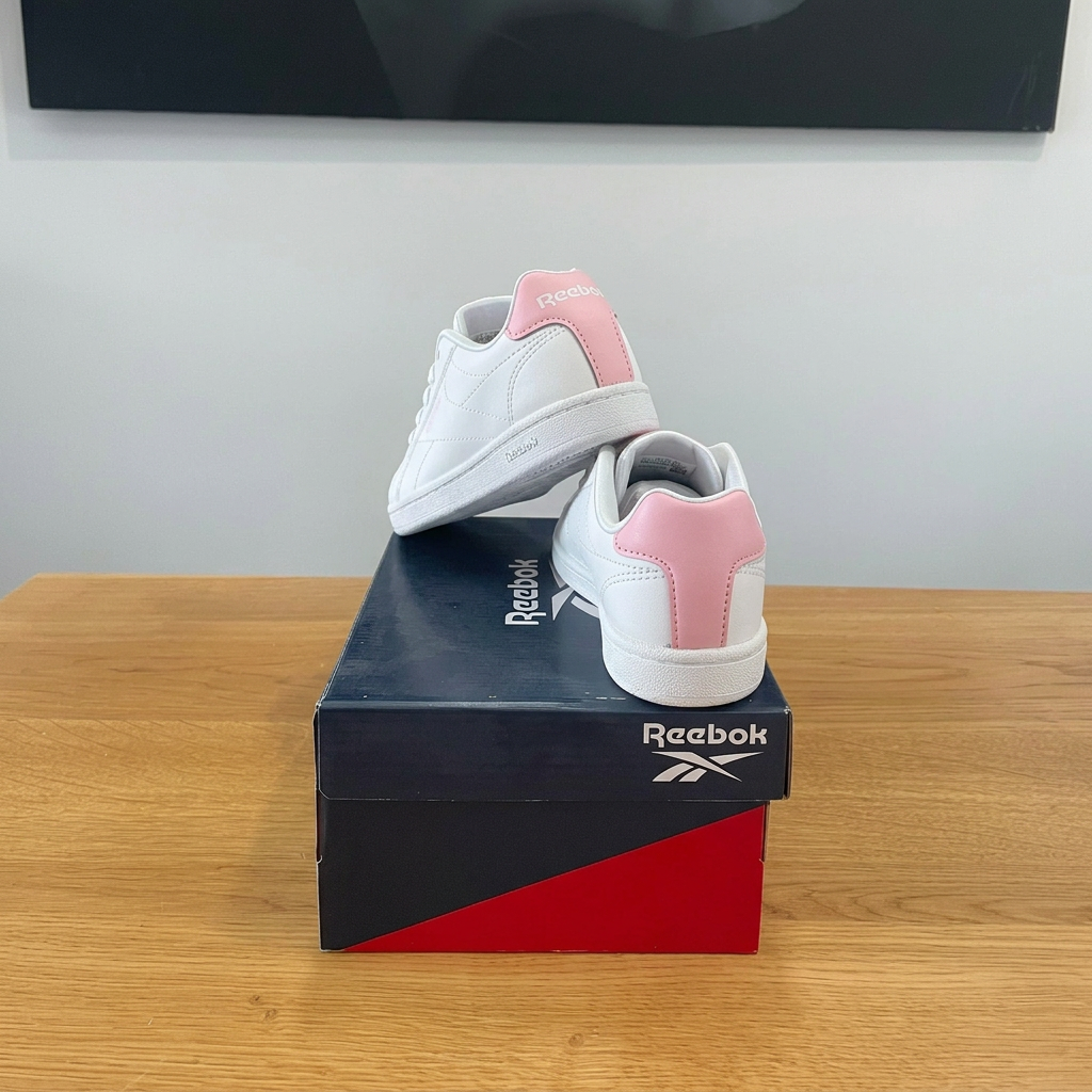 Reebok enfant blanc et rose, vue arrière boîte retouchée