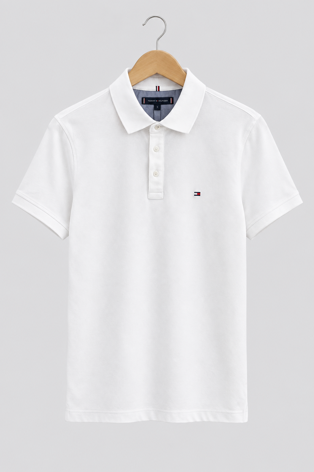 Polo Tommy Hilfiger blanc Slim Fit de face sur fond clair