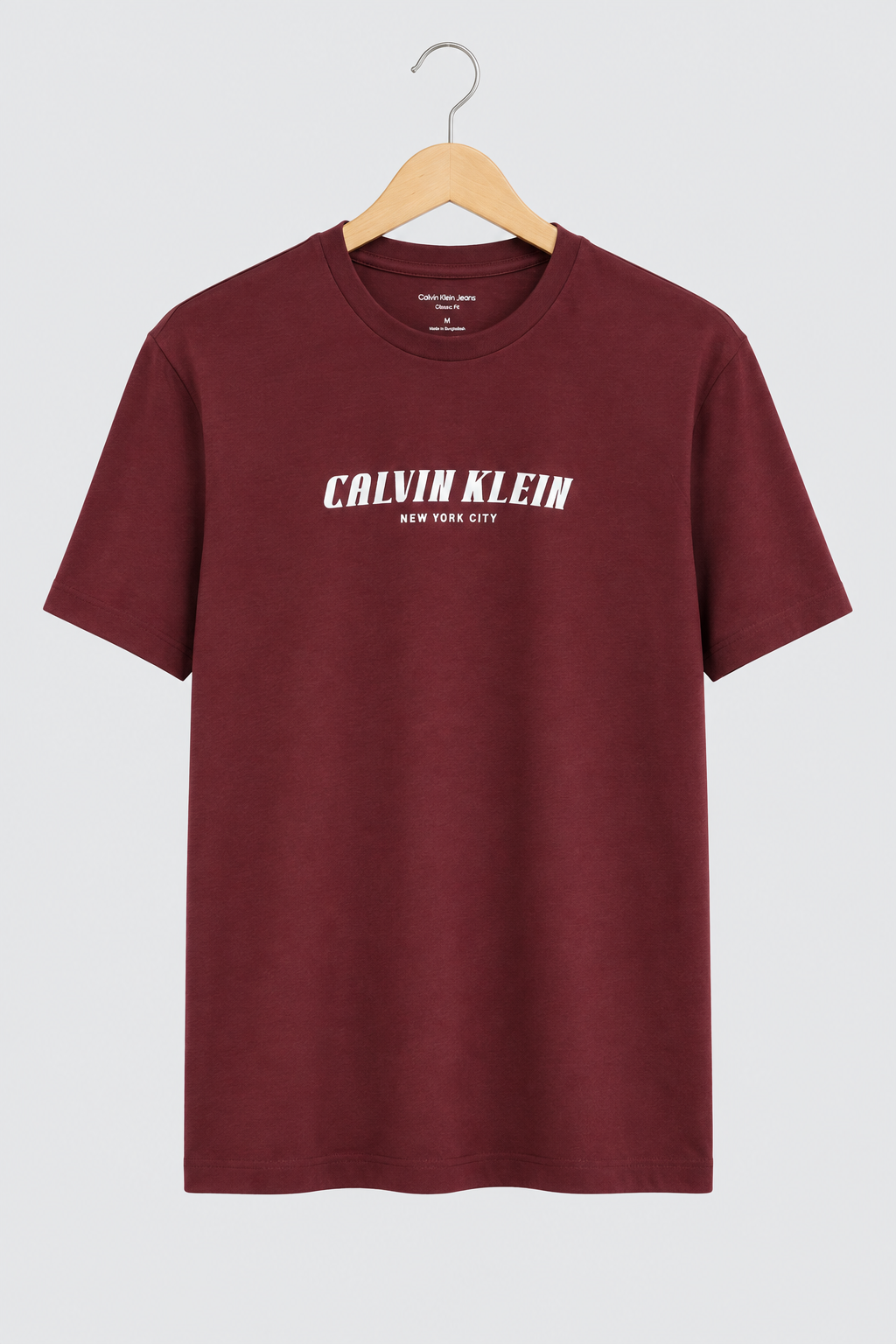 T-shirt Calvin Klein bordeaux de face sur fond clair