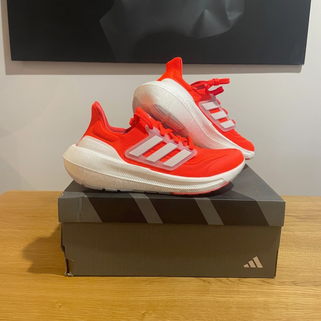 Adidas Ultraboost Light W corail sur boîte centrée, photo retouchée