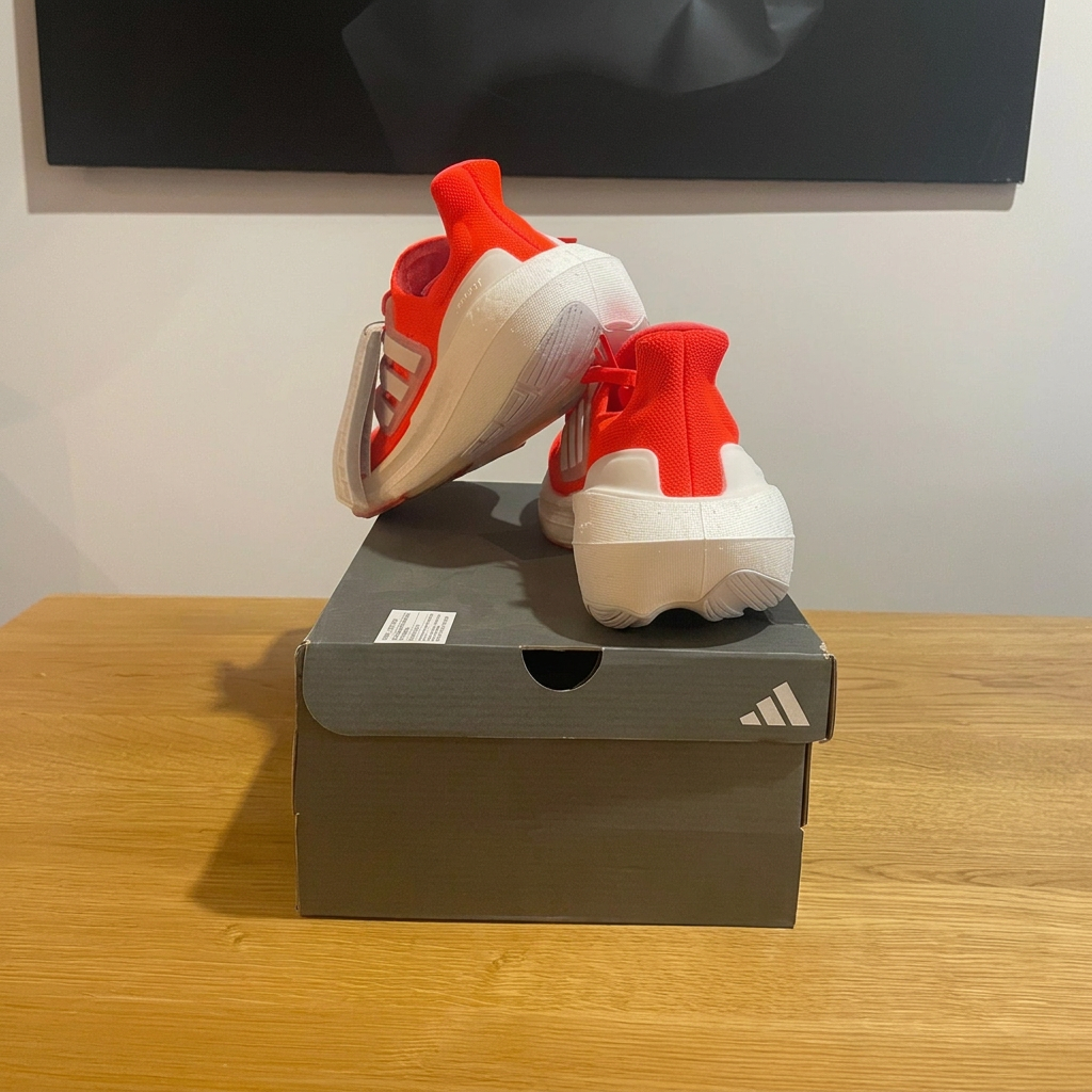 Ultraboost Light W vue arrière sur boîte sans étiquettes, photo retouchée