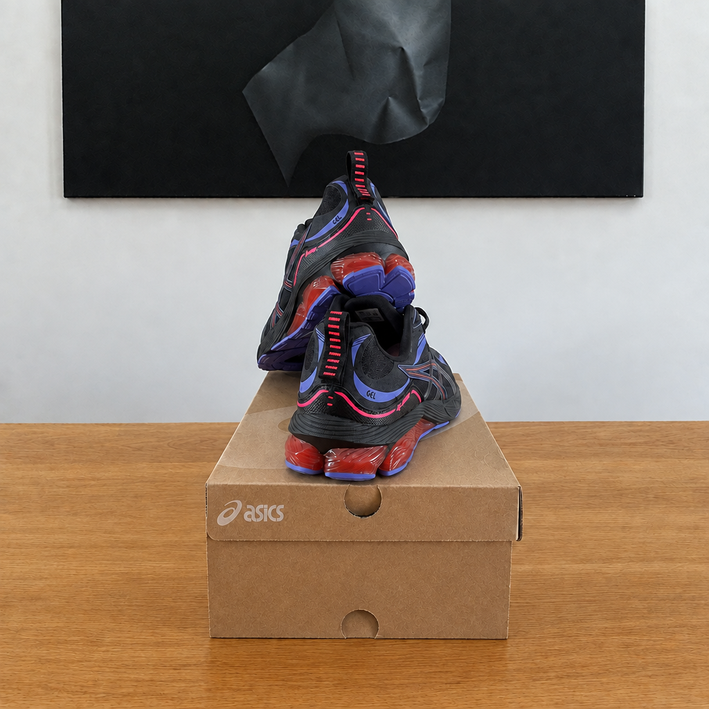 Asics Gel-Quantum 180 : boîte et chaussures centrées sous le tableau noir, sans étiquette blanche