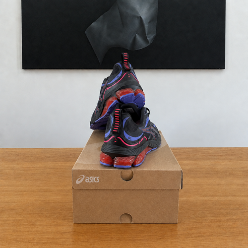 Asics Gel-Quantum 180 : boîte et chaussures centrées sous le tableau noir, sans étiquette blanche