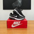 NIKE AIR MAX PHENIX : boîte et chaussures centrées sous le tableau noir