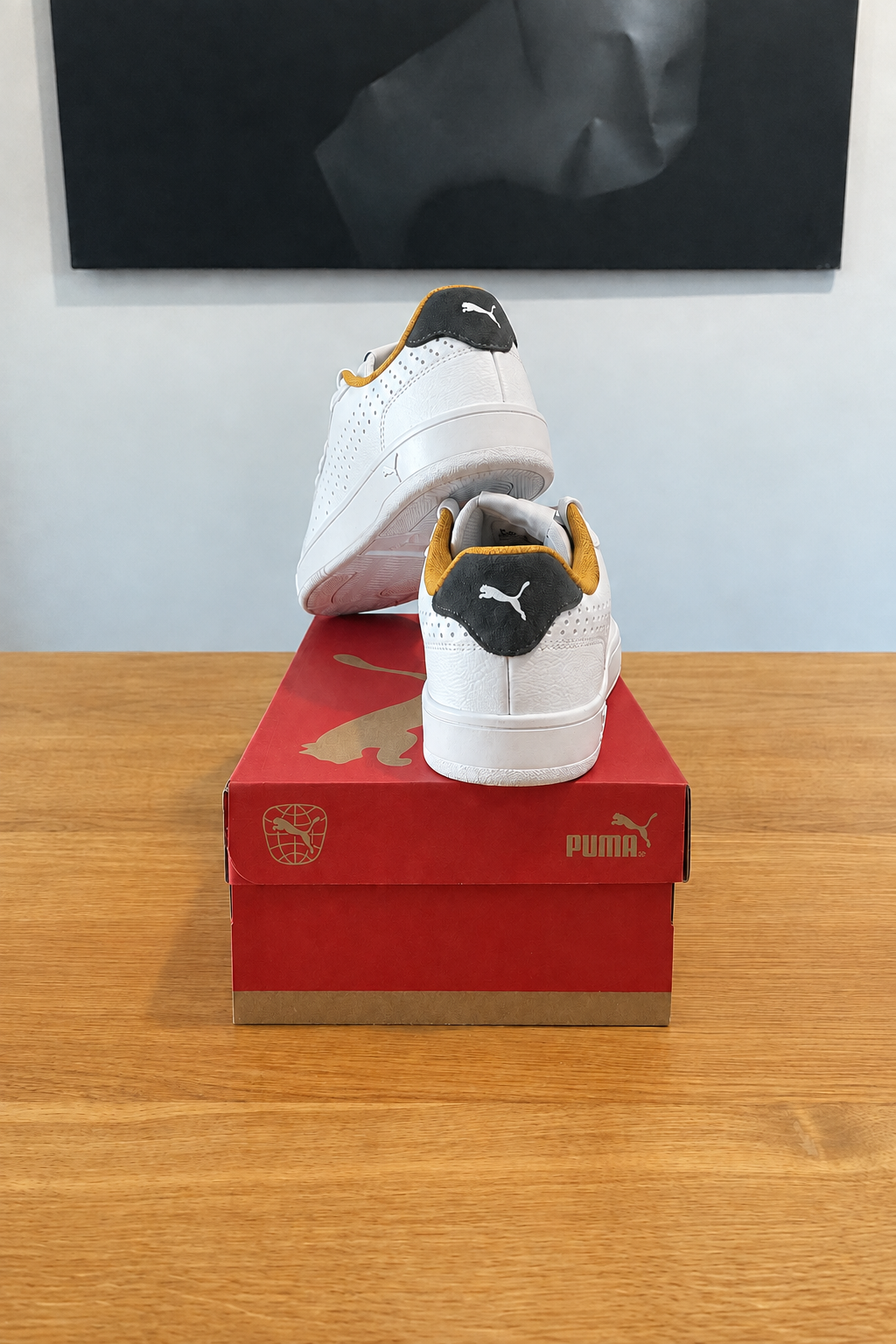Puma Grounded Perf vues de dos sur boîte rouge recentrée, sans étiquette blanche et avec le trou comblé