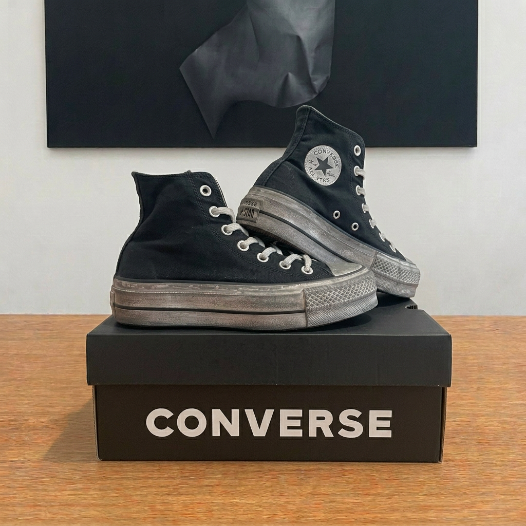 Converse Chuck Taylor noires sur boîte centrée, photo retouchée