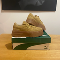 Puma Mayze Suède camel sur boîte centrée, photo retouchée