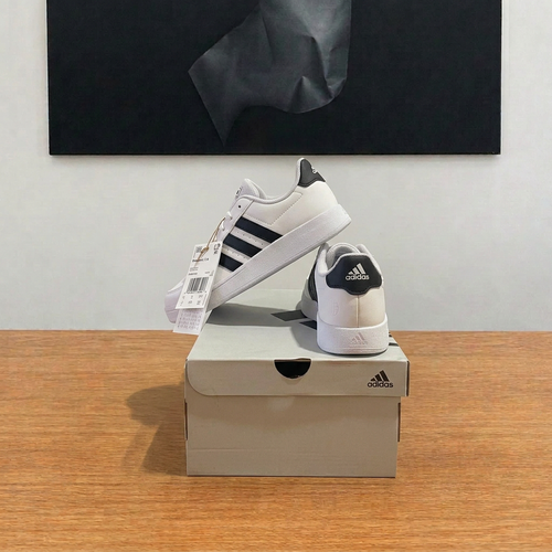Adidas Breaknet 2.0 K vue arrière sur boîte centrée sous le tableau sans étiquettes, image retouchée