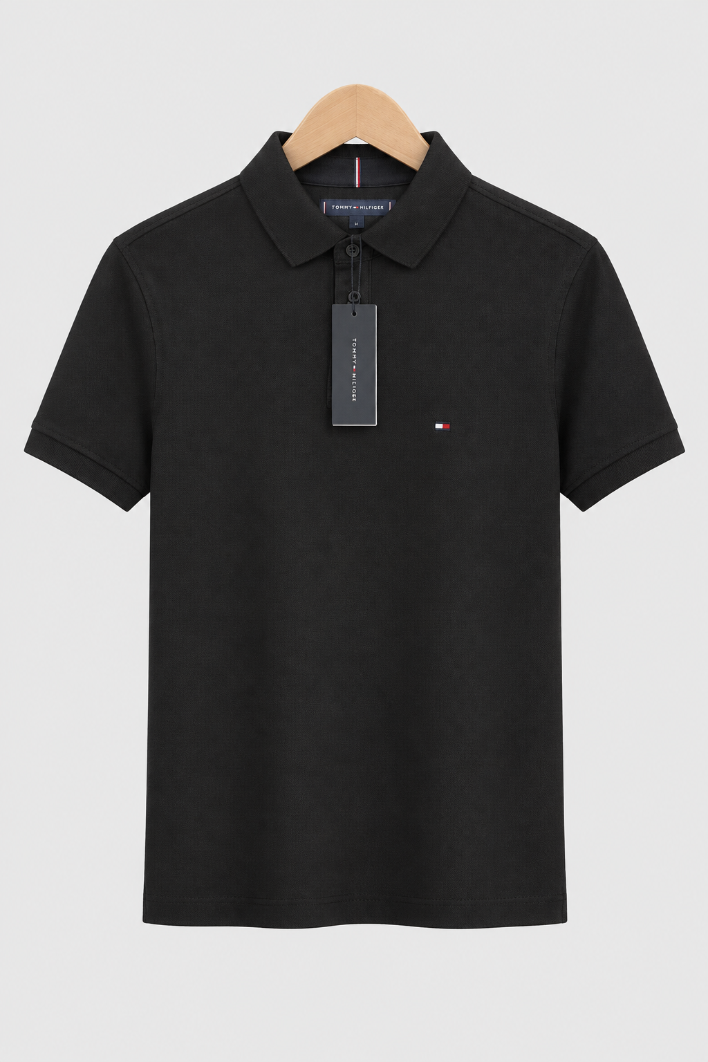 Polo Tommy Hilfiger noir Slim Fit, vue de face sur fond clair