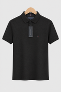 Polo Tommy Hilfiger noir Slim Fit, vue de face sur fond clair