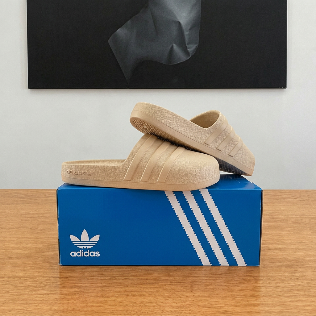 Adidas Adifom Adilette, photo 1 recentrée sous le tableau