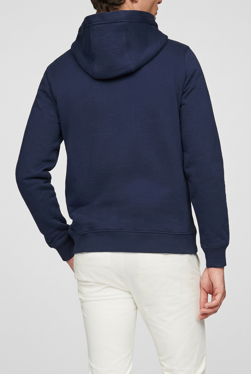 Sweat Tommy Hilfiger bleu marine porté de dos, visuel généré