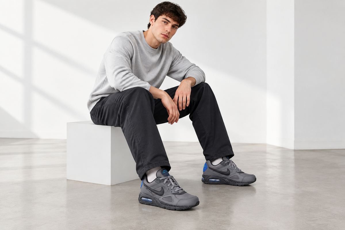 Visuel illustratif généré des Nike Air Max IVO grises portées par un homme de 15 à 25 ans