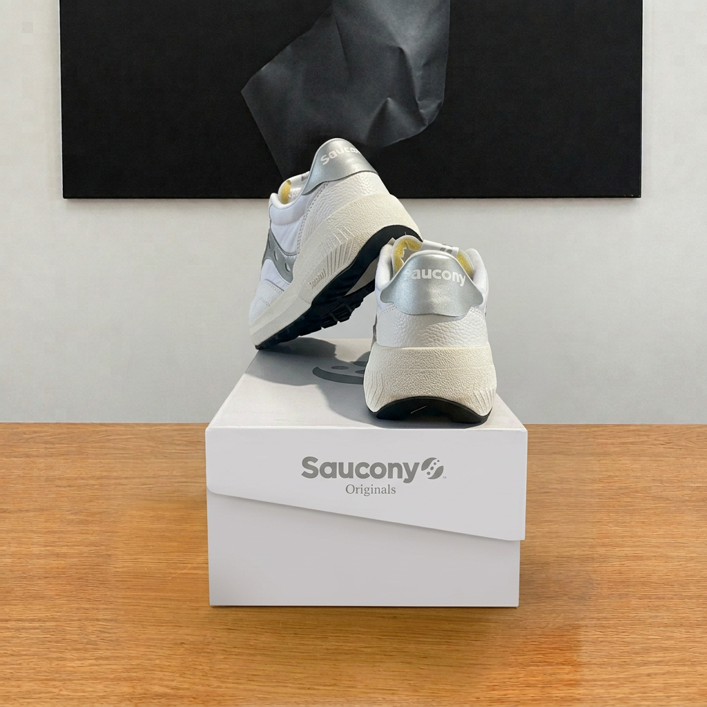 Saucony Jazz NXT blanc et beige, photo 2 sans étiquette ni trous sur la boîte