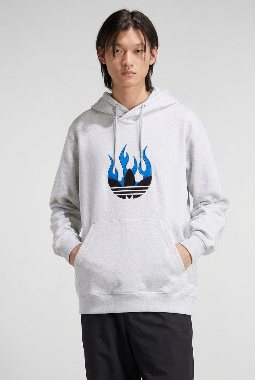 Sweat Adidas gris clair à flammes bleues porté de face, visuel généré