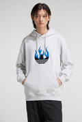 Sweat Adidas gris clair à flammes bleues porté de face, visuel généré