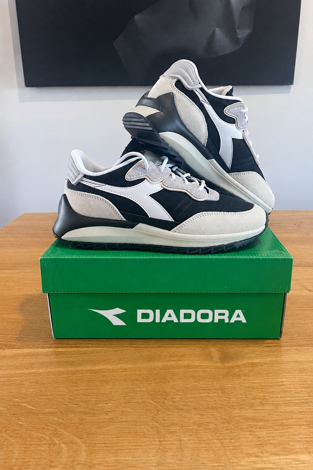 Version retouchée générée de la première photo : logo Diadora visible sur la boîte verte