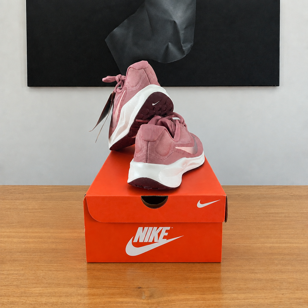 NIKE REVOLUTION 7 : boîte et chaussures centrées sous le tableau noir