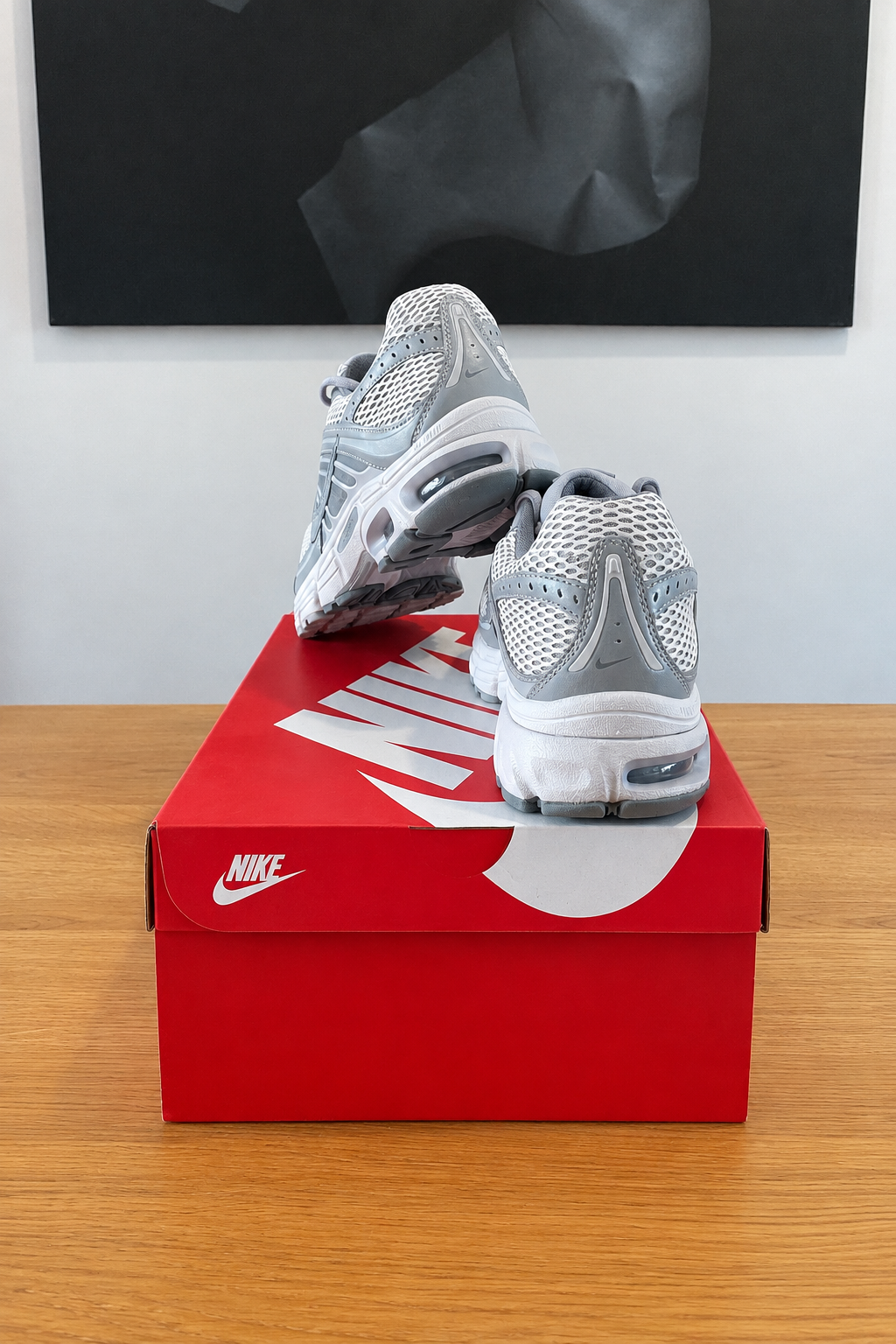 Nike Air Max Moto 2K vues de dos sur boîte rouge recentrée avec encoche comblée