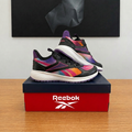 Reebok Road Supreme 4.0, photo de profil avec logo Reebok blanc sur la boîte rouge