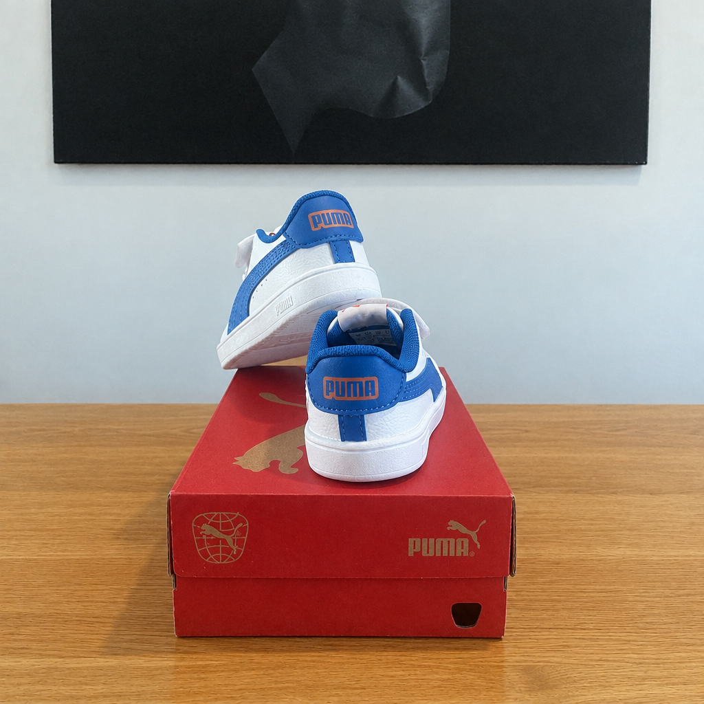 PUMA BALLKID : boîte et chaussures centrées sous le tableau noir, sans étiquette blanche