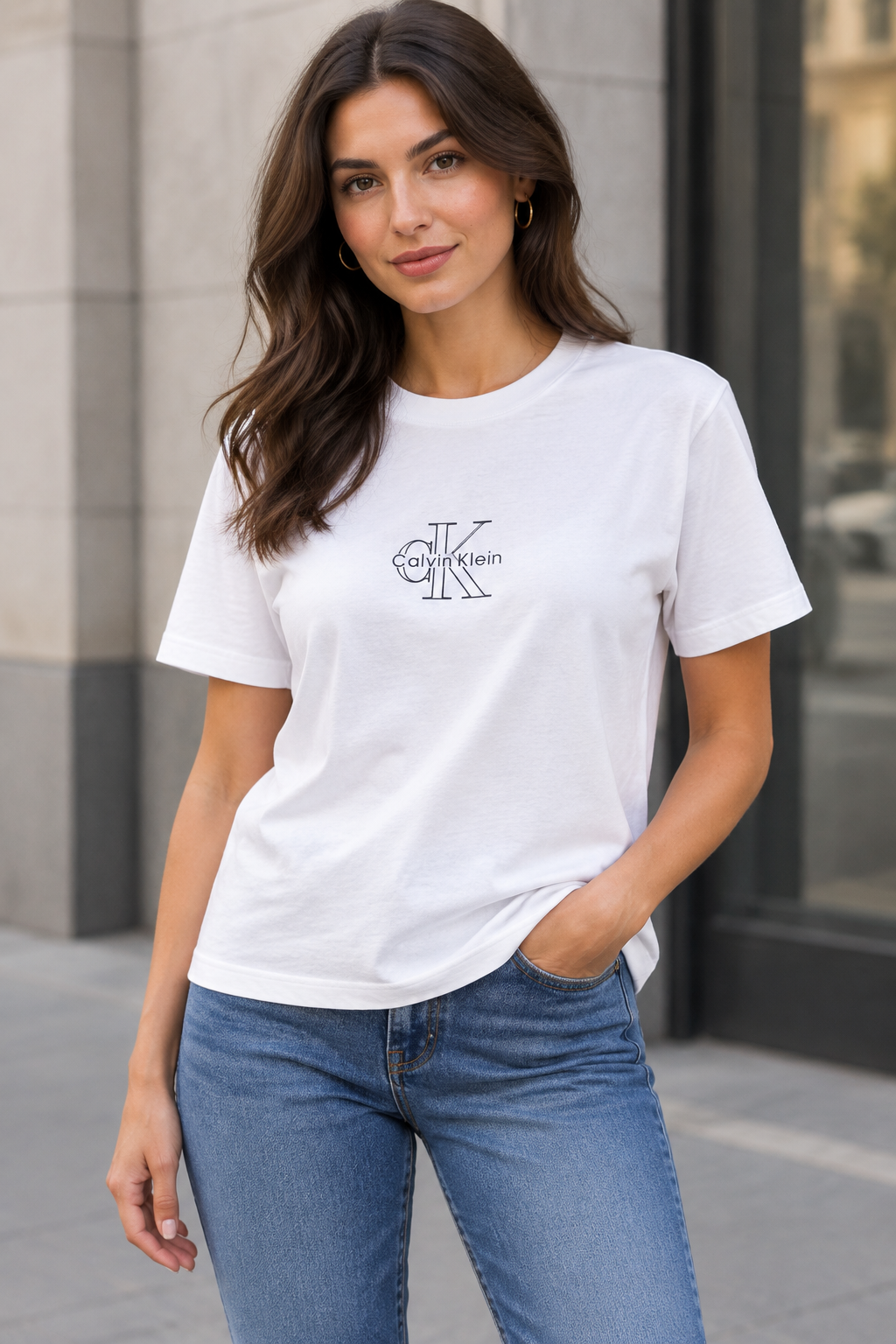 Femme portant le t-shirt Calvin Klein blanc avec un jean