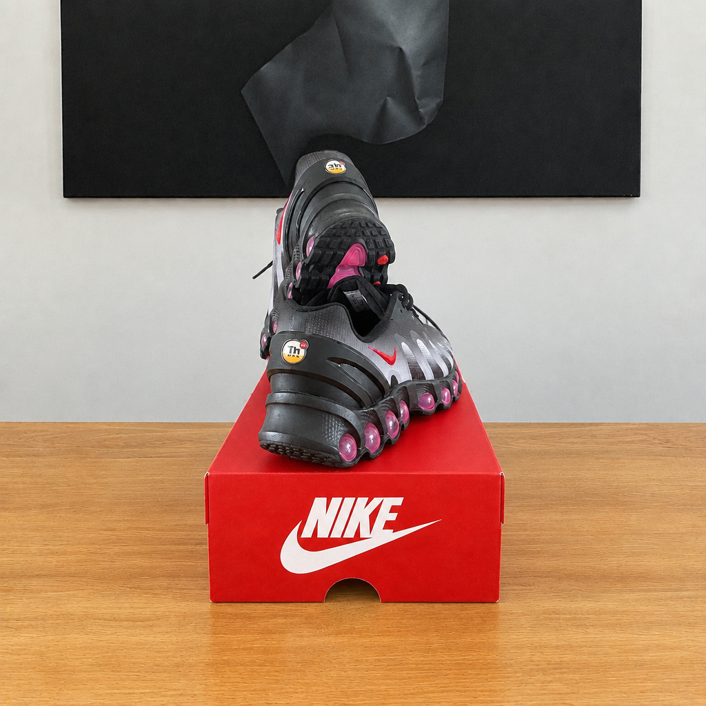 NIKE AIR MAX DN8 : boîte et chaussures centrées sous le tableau noir