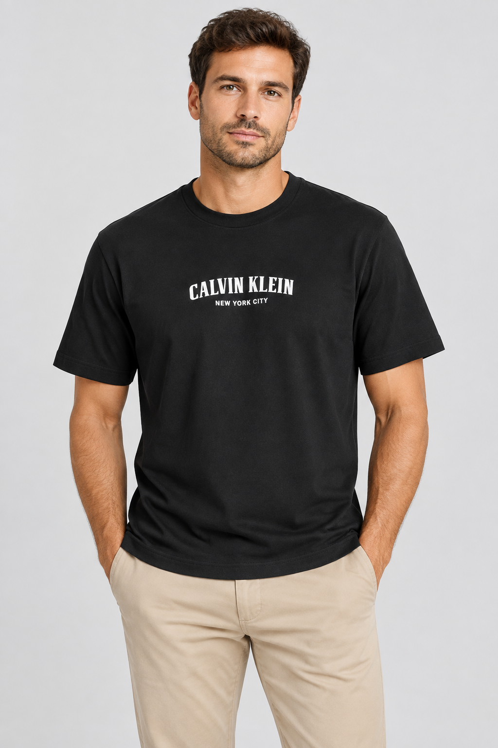Homme portant le t-shirt Calvin Klein noir avec un chino beige