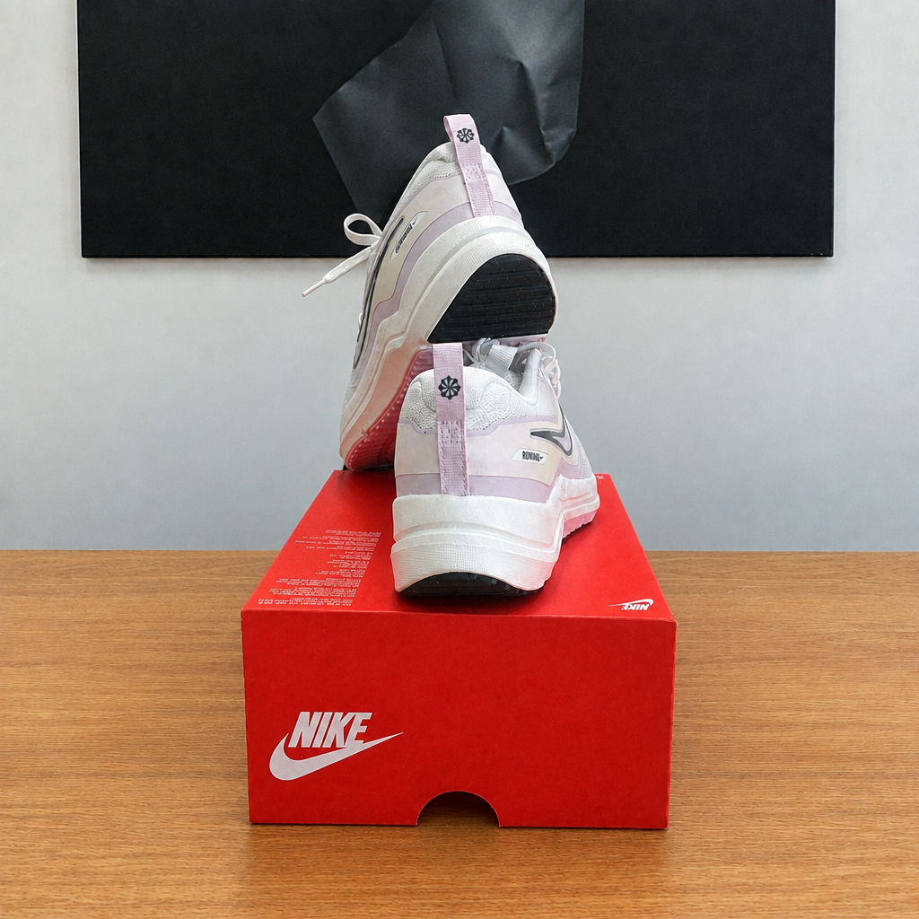 NIKE COSMIC RUNNER : boîte et chaussures centrées sous le tableau noir