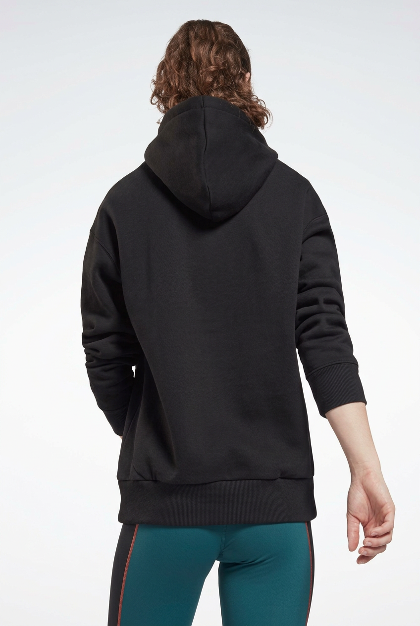 Sweat Reebok noir porté de dos, visuel généré