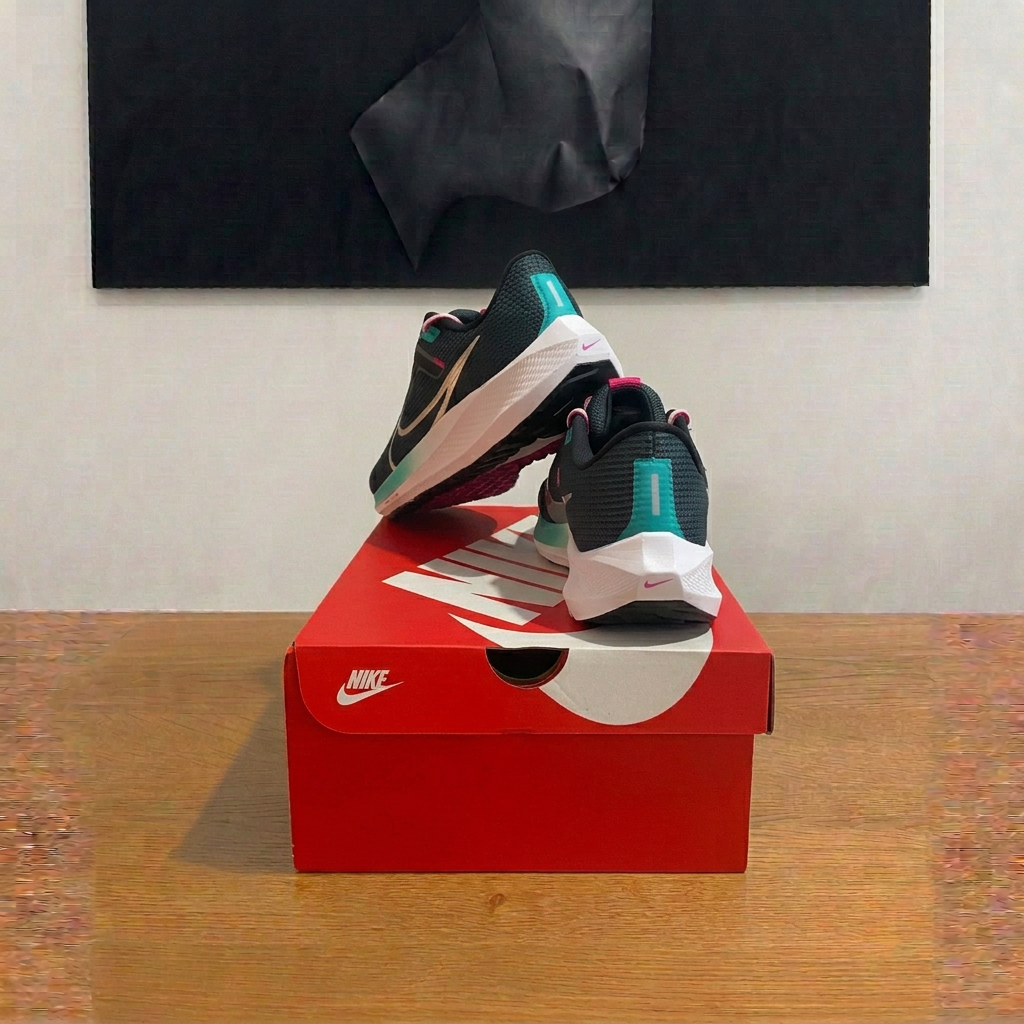 Nike Pegasus vue arrière sur boîte dans la profondeur, photo retouchée