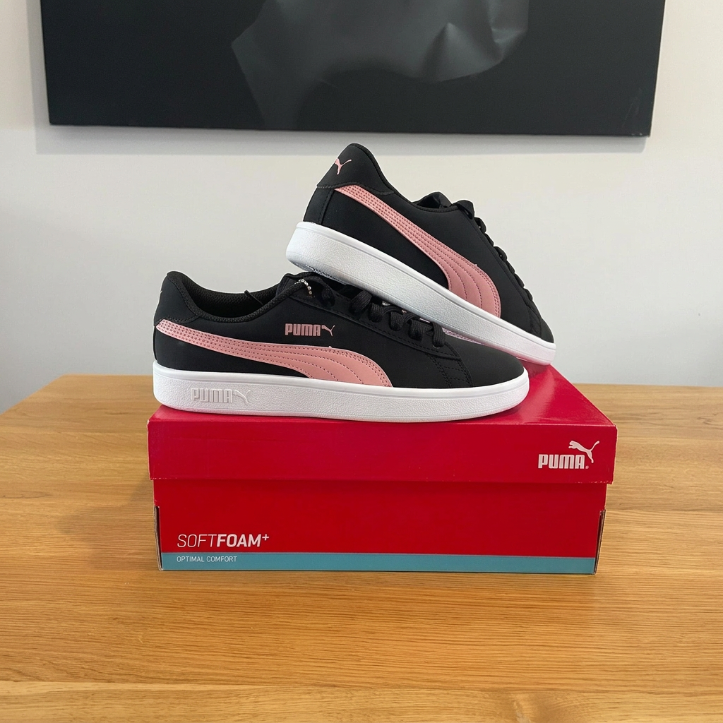 Puma Smash v2 Buck noir et rose, photo de profil recentrée