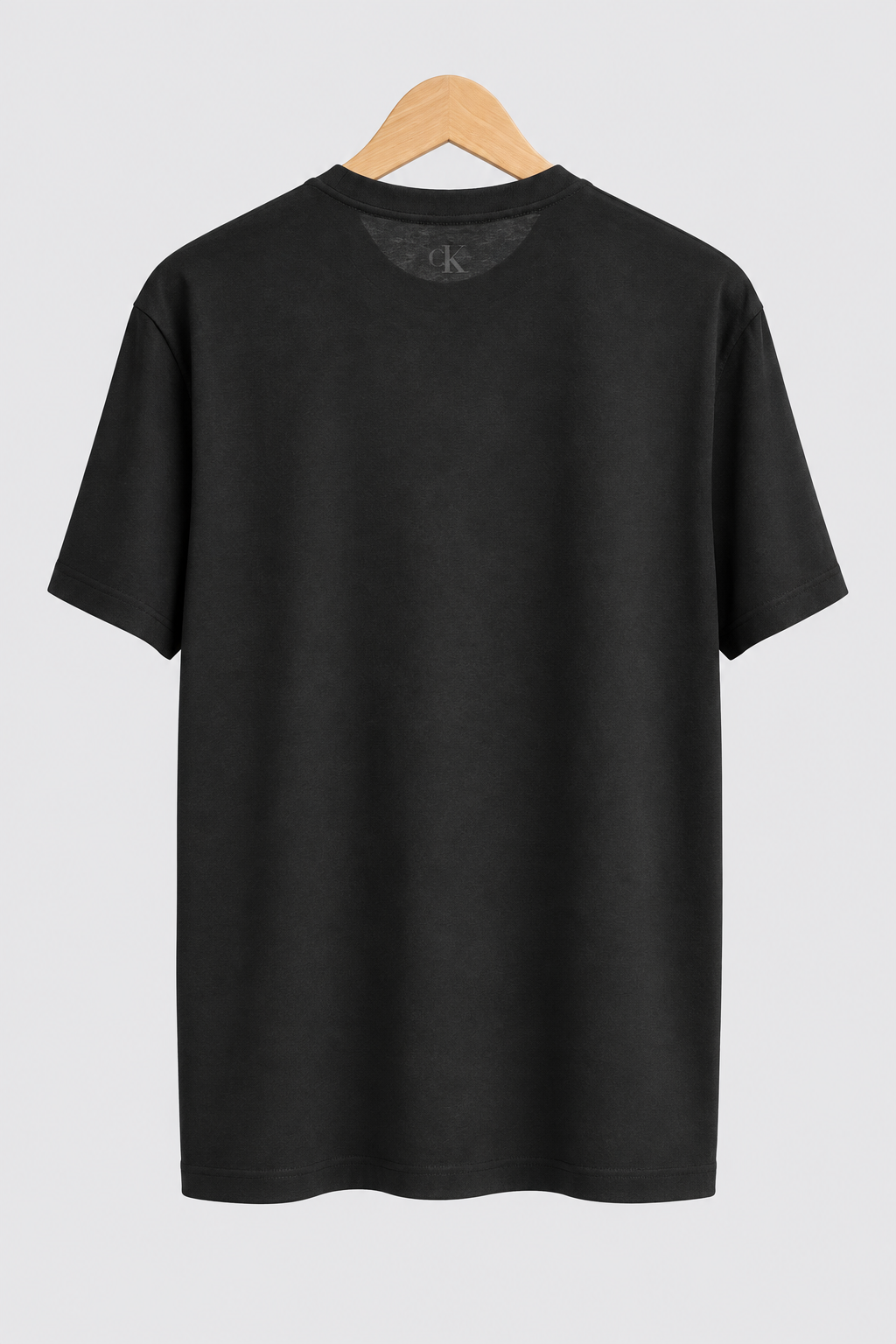 T-shirt Calvin Klein noir de dos sur fond clair