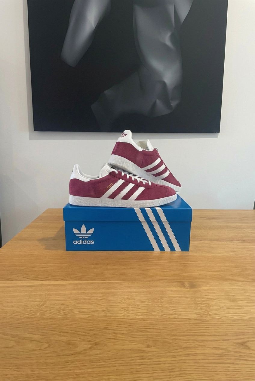 Adidas Gazelle première vue boîte en retrait centrée sous tableau avec marges, photo retouchée
