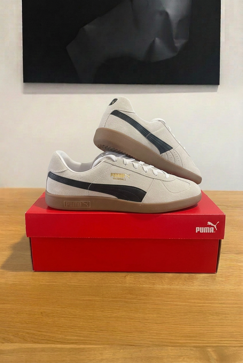 Puma Handball crème et noir sur boîte rouge centrée, image retouchée