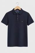 Polo Tommy Hilfiger bleu nuit Slim Fit de face sur fond clair