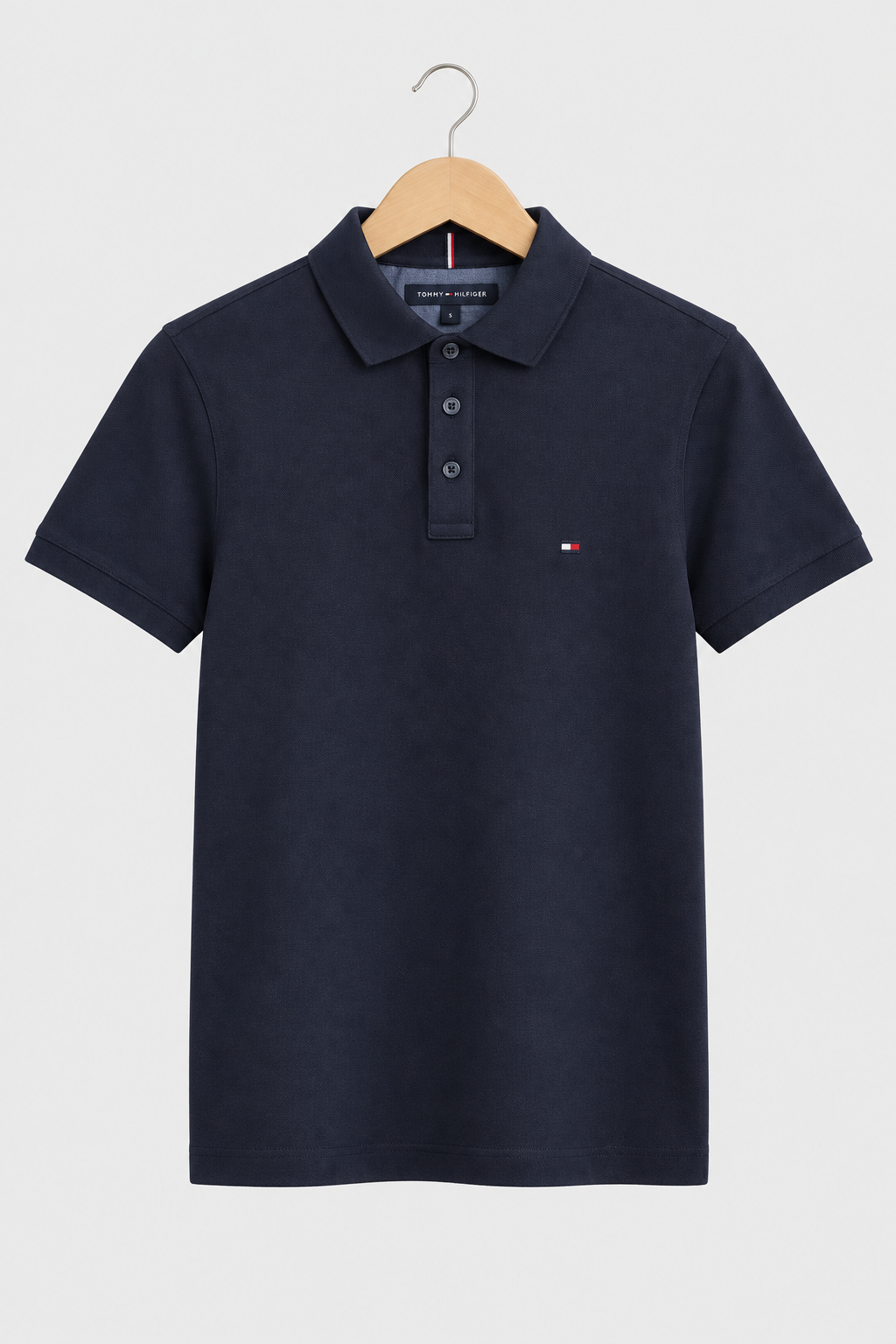Polo Tommy Hilfiger bleu nuit Slim Fit de face sur fond clair