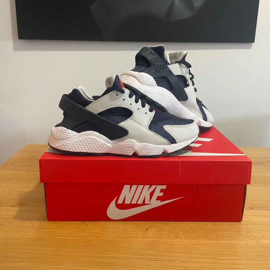 Nike Air Huarache claires et bleu marine sur boîte rouge centrée, photo retouchée