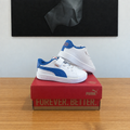 PUMA BALLKID : boîte et chaussures centrées sous le tableau noir