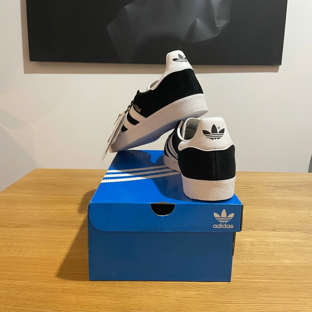Adidas Gazelle, photo 2 avec boîte recentrée sous le tableau et étiquette blanche retirée